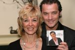 Rosmalen, 1 Januari 2007
Annie Schilder met John de Bever bij uitreiking van nieuwe CD van John 