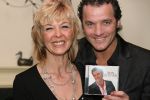 Rosmalen, 1 Januari 2007
Annie Schilder met John de Bever bij uitreiking van nieuwe CD van John 
