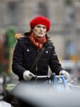 Amsterdam 15 januari 2007
Anouk v Nes met muts op fietsend in amsterdam.