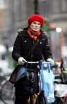 Amsterdam 15 januari 2007
Anouk v Nes met muts op fietsend in amsterdam.