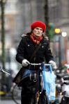 Amsterdam 15 januari 2007
Anouk v Nes met muts op fietsend in amsterdam.