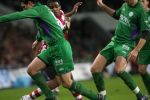 Eindhoven, 24 Februari 2007 Kompetitiewedstrijd PSV-FC Groningen, eindstand 1-0 Seizoen 2006/2007
Antoine v d Linden in duel met Jefferson Farfan