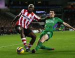 Eindhoven, 24 Februari 2007 Kompetitiewedstrijd PSV-FC Groningen, eindstand 1-0 Seizoen 2006/2007
Arouna Kone in duel met Arnold Kruiswijk