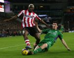 Eindhoven, 24 Februari 2007 Kompetitiewedstrijd PSV-FC Groningen, eindstand 1-0 Seizoen 2006/2007
Arouna Kone in duel met Arnold Kruiswijk