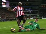 Eindhoven, 24 Februari 2007 Kompetitiewedstrijd PSV-FC Groningen, eindstand 1-0 Seizoen 2006/2007
Arouna Kone in duel met Arnold Kruiswijk
