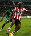 Eindhoven, 24 Februari 2007 Kompetitiewedstrijd PSV-FC Groningen, eindstand 1-0 Seizoen 2006/2007
Arouna Kone in duel met Gibril Sankoh
