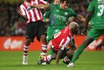 Eindhoven, 24 Februari 2007 Kompetitiewedstrijd PSV-FC Groningen, eindstand 1-0 Seizoen 2006/2007
Arouna Kone in duel met Paul Matthijs