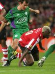 Eindhoven, 24 Februari 2007 Kompetitiewedstrijd PSV-FC Groningen, eindstand 1-0 Seizoen 2006/2007
Arouna Kone in duel met Arnold Kruiswijk