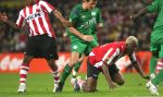 Eindhoven, 24 Februari 2007 Kompetitiewedstrijd PSV-FC Groningen, eindstand 1-0 Seizoen 2006/2007
Arouna Kone in duel met Arnold Kruiswijk
