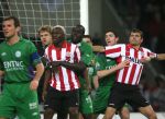 Eindhoven, 24 Februari 2007 Kompetitiewedstrijd PSV-FC Groningen, eindstand 1-0 Seizoen 2006/2007
Arouna Kone wordt vastgehouden door Gibril Sankoh bij een van de hoekschoppen Phillip Cocu door Arnold Kruiswijk
Foto Peter Smulders BV Eindhoven