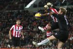 Eindhoven, 24 Februari 2007 Kompetitiewedstrijd PSV-FC Groningen, eindstand 1-0 Seizoen 2006/2007
Doelman Bas Roorda is de situatie meester voordat Jefferson Farfan gevaarlijk kan worden, links Phillip Cocu