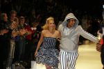 Amsterdam 26 januari 2007
Bracha v Doesburgh loopt modeshow van Daryl van Wouw op amsterdam fashion week. Jim Bakkum kijkt toe