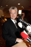Amsterdam 19 februari 2007
Bram Moszkowicz geeft persconferentie in het Holiday inn waar hij oa vertelt dat hij stopt met de verdediging van Willem Holleeder.
Peter Smulders bv