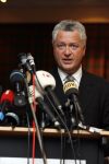 Amsterdam 19 februari 2007
Bram Moszkowicz geeft persconferentie in het Holiday inn waar hij oa vertelt dat hij stopt met de verdediging van Willem Holleeder.
Peter Smulders bv