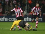 Eindhoven, 20 Februari 2007 Champions Leaguewedstrijd
PSV-FC Arsenal 1e ronde Eindstand 1-0 Seizoen 2006/2007
Edison Mendez in duel met Philippe Senderos