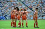 Munchen, 25 Juni 1988 Finale Europees Kampioenschap 1988
Nederland-Rusland met een eindstand van 2-0
Muurtje met Erwin Koeman, Jan Wouters, Ruud Gullit, Gerald Vanenburg en Marco v Basten