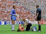 Munchen, 25 Juni 1988 Finale Europees Kampioenschap 1988
Nederland-Rusland met een eindstand van 2-0
Hans v Breukelen in gesprek met de scheidsrechter.
Op de grond ligt Berry v Aerle verzorger Monne de Wit
EK 1988