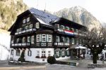 Bad Gastein 13 januari 2007
Pieter v Vollenhoven en Prinses Margriet op vakantie met Prins Maurits Prinses Marilene Prinses Anna Prins Lucas Prins Bernhard jr Prinses Annete Prinses Isablle Prins Sam Prins Pieter Christiaan Prinses Anita Prins Floris en Prinses Aimee vanwege hun 40 jarig huwelijk. Hotel Gruner baum