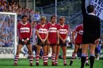1986 Muurtje van PSV-ers met v.l.n.r. Huub Stevens, Hallvar Thoresen, Rene v d Gijp, Ton Lokhof en en de net onzichtbare Willy v d Kerkhof