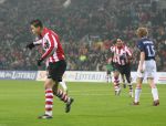 Eindhoven, 23 December 2006 Kompetitiewedstrijd PSV-Willem II, eindstand 4-0 Seizoen 2006/2007
Ibrahim Afellay heeft door een mooie hakbal van Patrick Kluivert 1-0 weten te scoren
Foto: Ronald Otter