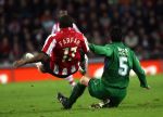 Eindhoven, 24 Februari 2007 Kompetitiewedstrijd PSV-FC Groningen, eindstand 1-0 Seizoen 2006/2007
Jefferson Farfan wordt onderuit gehaald door Antoine v d Linden