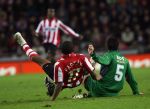 Eindhoven, 24 Februari 2007 Kompetitiewedstrijd PSV-FC Groningen, eindstand 1-0 Seizoen 2006/2007
Jefferson Farfan wordt onderuit gehaald door Antoine v d Linden
