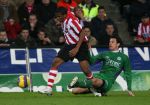 Eindhoven, 24 Februari 2007 Kompetitiewedstrijd PSV-FC Groningen, eindstand 1-0 Seizoen 2006/2007
Jefferson Farfan in duel met Antoine v d Linden