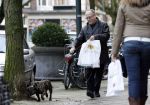 Amsterdam 20 januari 2007
Joop Braakhekke met zijn hond op de cornelis schuytstraat.