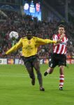 Eindhoven, 20 Februari 2007 Champions Leaguewedstrijd
PSV-FC Arsenal 1e ronde Eindstand 1-0 Seizoen 2006/2007
Kolo Toure in duel met Phillip Cocu