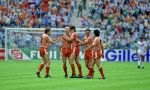 Munchen, 25 Juni 1988 Finale Europees Kampioenschap 1988
Nederland-Rusland met een eindstand van 2-0
v.l.n.r. Marco v Basten na zijn prachtige doelpunt (2-0) wordt gefeliciteerd door Arnold Muhren, Ronald Koeman, Berry v Aerle en Gerardl Vanenburg
EK 1988