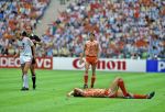 Munchen, 25 Juni 1988 Finale Europees Kampioenschap 1988
Nederland-Rusland met een eindstand van 2-0
v.l.n.r. Marco v Basten is onderuit gehaald
Arnold Muhren   Gele kaart
EK 1988