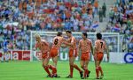 Munchen, 25 Juni 1988 Finale Europees Kampioenschap 1988
Nederland-Rusland met een eindstand van 2-0
v.l.n.r. Marco v Basten na zijn prachtige doelpunt (2-0) wordt gefeliciteerd door Arnold Muhren, Ronald Koeman, Berry v Aerle en Gerald Vanenburg
EK 1988