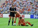 Munchen, 25 Juni 1988 Finale Europees Kampioenschap 1988
Nederland-Rusland met een eindstand van 2-0
v.l.n.r. Marco v Basten is onderuit gehaald
Arnold Muhren
EK 1988