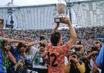 Munchen, 25 Juni 1988 Finale Europees Kampioenschap 1988
Nederland-Rusland met een eindstand van 2-0
v.l.n.r. Marco v Basten met de beker
EK 1988