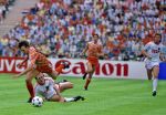 Munchen, 25 Juni 1988 Finale Europees Kampioenschap 1988
Nederland-Rusland met een eindstand van 2-0
v.l.n.r. Marco v Basten is onderuit gehaald
Arnold Muhren
EK 1988