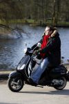 Amsterdam 31 januari 2007
Presentatie honden penning proefdiervrij bij vertigo in het vondelpark.Menno Kohler met hond op vespa scooter