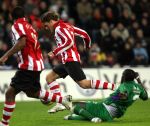 Eindhoven, 24 Februari 2007 Kompetitiewedstrijd PSV-FC Groningen, eindstand 1-0 Seizoen 2006/2007
Mika Vayrynen in duel met Gibril Sankoh