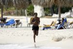 Curacao 6 januari 2006
Patrick Kluivert aan het trainen op het strand met een i pod op zijn hoofd.
Exclusive Foto's: Robert Maassen