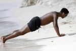 Curacao 6 januari 2006
Patrick Kluivert aan het trainen op het strand met een i pod op zijn hoofd.
Exclusive Foto's: Robert Maassen