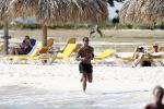 Curacao 6 januari 2006
Patrick Kluivert aan het trainen op het strand met een i pod op zijn hoofd.
Exclusive Foto's: Robert Maassen