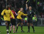 Eindhoven, 20 Februari 2007 Champions Leaguewedstrijd
PSV-FC Arsenal 1e ronde Eindstand 1-0 Seizoen 2006/2007
Philippe Senderos ontvangt een gele kaart