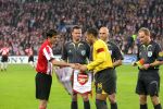 Eindhoven, 20 Februari 2007 Champions Leaguewedstrijd
PSV-FC Arsenal 1e ronde Eindstand 1-0 Seizoen 2006/2007
Phillip Cocu bij de toss met Thierry Henry en scheidsrechter Tom Henning