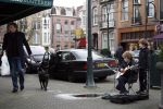 Amsterdam 27 januari 2007
Robert ten Brink met hond het winkelen op de cornelis schuytstraat. jonge straat musikant