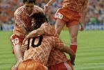 Munchen, 25 Juni 1988 Finale Europees Kampioenschap 1988
Nederland-Rusland met een eindstand van 2-0
Ruud Gullit verslaat met een stevige kopbal doelman Rinat Dasajev en wordt gefeliciteerd door Arnold Muhren en Berry v Aerle
EK 1988