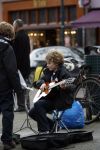 Amsterdam 27 januari 2007
Robert ten Brink met hond het winkelen op de cornelis schuytstraat. Jonge straatmusikanten