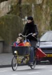 Amsterdam 17 januari 2007
Susan Visser met kindje op bakfiets.