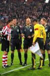 Eindhoven, 20 Februari 2007 Champions Leaguewedstrijd
PSV-FC Arsenal 1e ronde Eindstand 1-0 Seizoen 2006/2007
Phillip Cocu bij de toss met Thierry Henry en scheidsrechter Tom Henning