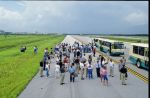 WK 1994 in de USA Nederlands ElftalLanding onderweg door bommelding ( Chef-sport Lex Muller van het AD wordt gearessteerd
verder op de foto Rinus Michels, Jeu Sprengers, Frans v d Nieuwenhof