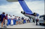 WK 1994 in de USA Nederlands ElftalLanding onderweg door bommelding ( Chef-sport Lex Muller van het AD wordt gearessteerd
verder op de foto Harry Vermeegen