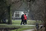 Amsterdam 1 februari 2007
Wessel v Diepen en Daphne Bunskoek kussend. 
Daarna gaat wessel wandelen in het vondelpark.